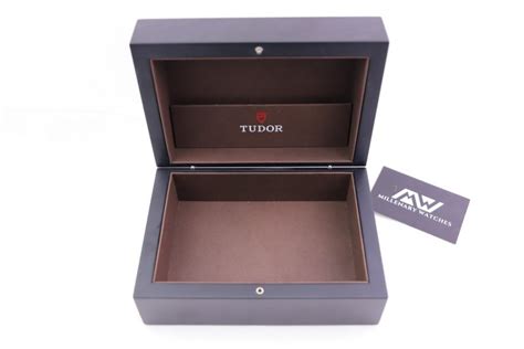 Tudor Lacquered Wood Box 45728.04 